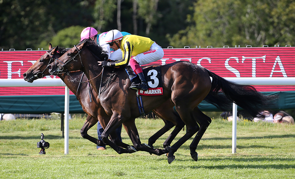 Vividly ridden by jockey Kieran Shoemark (left) coming home to win the Markel Insurance British EBF Maiden Fillies' Stakes ahead of Craylands ridden by Frankie Dettori during day three of the Qatar Goodwood Festival at Goodwood Racecourse, Chichester.